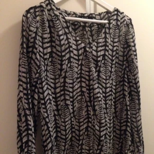  - Vila tröja jättefin strlk M. Finns i Uppsala annars står köparen för frakt :) 🌸