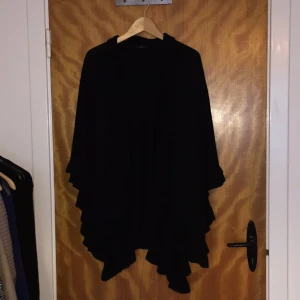  - Oanvänd poncho från Åhlens. Jättemjuk och varm, perfekt att ha över jackan till våren