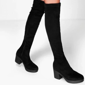  - Helt nya overknees i mockaimitation, nypris 599. Sköna och sitter supersnyggt!