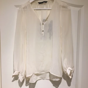  - Vit blus från Zara i strl M