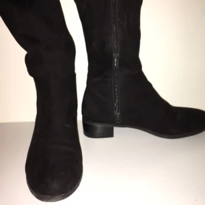  - Knähöga stövlar, grymt snygga och passar både till kjol och över jeansen. 