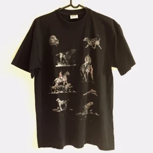  - T-shirt från Billionaire boys club med print av rymdskepp jakthundar samt polospelande engelska gentlemän . Dope!