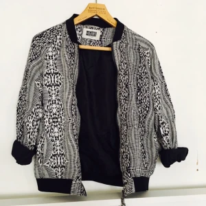  - Mönstrad tunn bomberjacka från weekday.