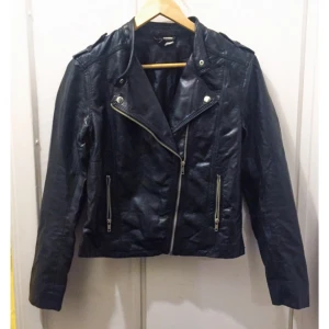  - Faux leather Jacket/ fejk läder jacka från H&M i strl 38 Svart med silver detaljer  Som helt ny Swish accepteras 😊