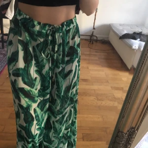  - De är lite genomskinliga i tyget vilket gör dem väldigt fina :) 