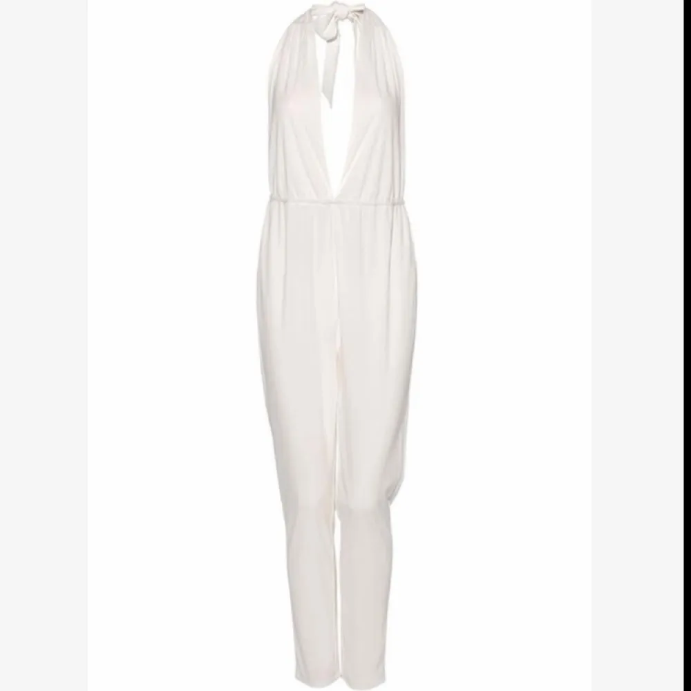 Säljer en snygg jumpsuit från märket Make Way. Jumpsuiten är halterneck och knyts i nacken. Den har en resår i midjan för bättre passform, och raka ben. Den är så gott som ny, har endast provat den och taggarna sitter kvar. Storlek XS, nypris 400 kr.. Klänningar.