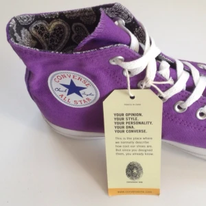 Lila höga Converse från USA. Ballt mönster på insidan! Aldrig använda!  - Lila höga Converse från USA. Ballt mönster på insidan! Aldrig använda! 