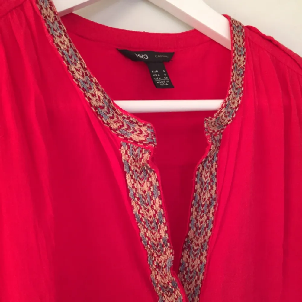 Röd skjorta från Mango! Kan skicka eller mötas upp och frakt betalas av köparen :). Skjortor.