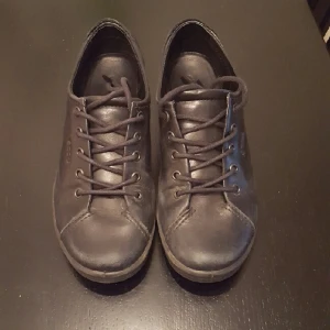  - fina läder skor från ecco. i mycket fint skick. nypris 699:- perfekt att jobba i då dom har en väldigt skön komfort 