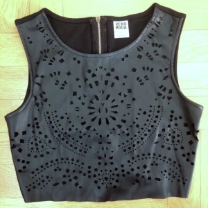  - Magtröja croptop svart linne, fejkläder med detaljer. Storlek S