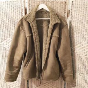  - Beige/brun mockajacka med ull på insidan 🐑🐑🐑 perfekt nu när första vårsolen kryper sig på men det fortfarande är kallt i skuggan 💯 Lite oversize för dem som gillar sånt 🔥

❗️Föredrar swish ❗️

FRI FRAK💌