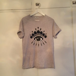  - Snygg T-shirt från kenzo. Sparsamt använd.