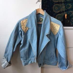 Sköna vibes i denna vintage jeansjacka köpt på second hand i Stockholm! Jackan piffas upp av gula detaljer. 💛 Jackan går att stänga med två knappar nedtill.
