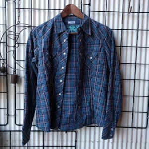  - Knappt använd rutig bomullsskjorta från Lee.  Hel, ren osv.  Hämtas enligt överenskommelse eller skickas mot frakt i hela Sverige. Swish eller kontanter vid köp. 