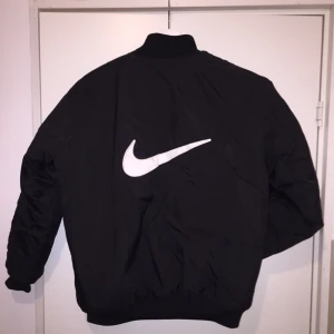  - NIKE Bomerjacka, Reversible. I perfekt skick!