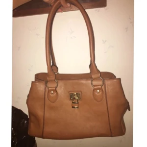  - Väskan är i mycket bra skick, det är inga fel på den.

Kan skickas men då får köparen stå för frakten 
eller man kan hämta den i Lund 