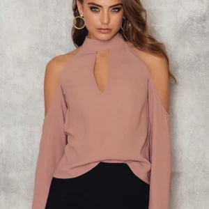  - Säljer en helt NY topp från NA-KD. Fick hem i fredags men den var för liten. Lapparna kvar. Säljer vidare för 350kr, nypris 399kr. Den är slut i deras webbutik för tillfället.  Kan skickas mot frakt kostnad på 14kr. 