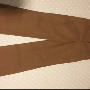 Supersnygga bruna byxor från hm som sitter perfekt. Gör sig inte riktigt rättvis på bild men färgen är mörkare i verkligheten. 