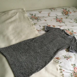  - Tight klänning från Bikbok som formar sig snyggt efter kroppen
Passar XS
Fraktkostnad tillkommer