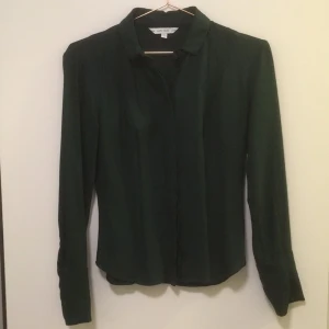  - Mörkgrön blus/finskjorta i tjock och fin viskos från & Other Stories. Använd en gång. 