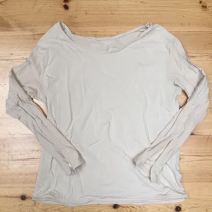  - Glansig krämvit tröja från HM med snygga dragkedjor i slutet av armen. Kan stryka om man föredrar det. 