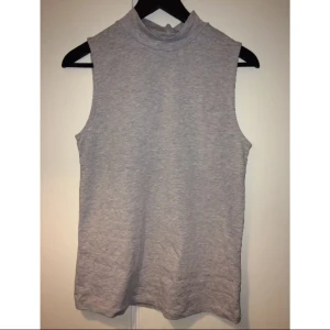  - Helt nytt och oanvänt linne. Storlek L men liten i storleken. Betalning sker via swish, frakt tillkommer. :)