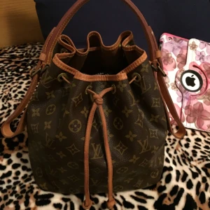  - Säljer nu min vintage Louis Vuitton Petit Noe väska, äkta, tillverkad i Paris, bra skick, tyvär ej kvitto.

Endast Swish eller kontant.

Kan träffas i Kista eller skickas via post, då köpparen betalar för frakt.