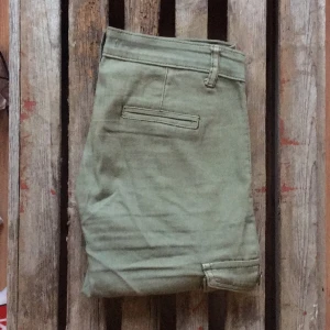  - Snygga militärgröna byxor med fickor på bägge sidor!