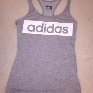  - Adidas linne. Knappt använd. Kan mötas upp i Stockholm! 