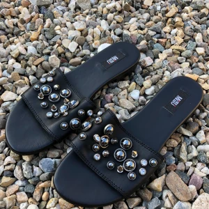 Flip flop sandal i nyskick✨  - Flip flop sandal i nyskick✨  •Märke: Mimmu •Storlek 39(lite mindre i storleken) •I princip ny, använd 1 gång bara några timmar •Äkta läder  •Inköpt utomlands och kostade 149 euro •Säljer för 390 kr 🚫Djurfritt och rökfritt hem 📍Kan mötes upp i Mölnlycke 📬K