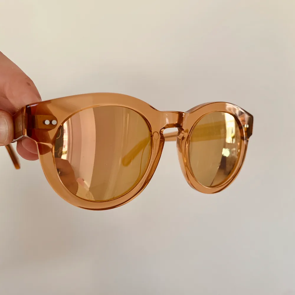 Ett par chimi solglasögon i modellen peach #003 med spegelglas, använda väldigt få antal gånger och man får med både hårt och mjukt fodral och äcen en putsduk! (se bild två). Accessoarer.