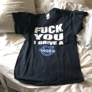 Volvo tröja stl m  - Använt skick men ingen fläck eller så . Vi många intresserade så får man lägga bud 😀 frakten får köparen stå för. Jag har stl s i vanliga fall men nice med lite större 