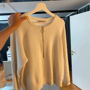  - Stickad Carin Wester tröja med cool dragkedja upptill