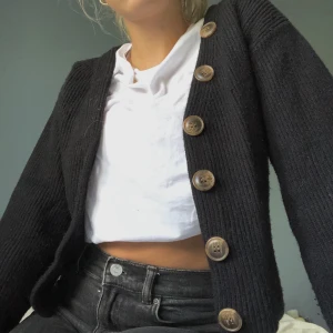 Kofta NA-KD - Supermysig kofta i storlek xxs men skulle passa även en xs! Använd endast ett fåtal gånger💞