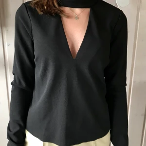 Chokerblus Zara - Snygg chokerblus från Zara, mycket fint skick. Endast använd 1 gång. 60 kr + frakt.
