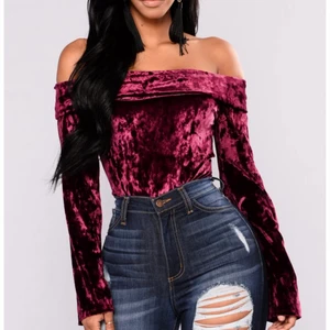 Fashion Nova bodysuit - En off shoulder bodysuit i sammet, aldrig använt innan 
