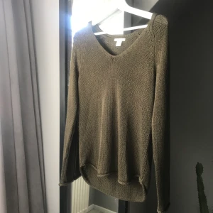 Grön stickad tröja  - Grön stickad tröja i storlek xs! Något stor i storleken så skulle säga att den är mer som en S🌻