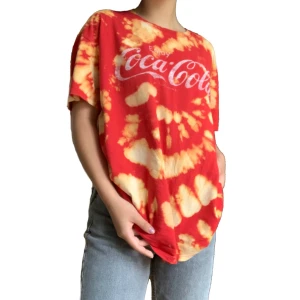 Coca Cola t-shirt - Blekt Coca Cola t-shirt som är relativt oversized, och därför passar både S/M. Unisex.