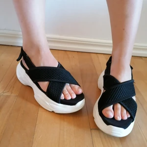 Sandaler från Bershka storlek 38 - Supersköna platåsandaler från Bershka i storlek 38. Knapp använda så i fint skick 💕 100 kr + frakt! Kan även hämtas/ mötas upp i Gbg 😊