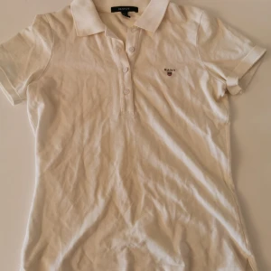 Topp - Topp från GANT i storlek S💗 säljes för 200kr💕