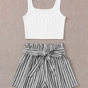 Två delad outfit - Super snyggt två delad outfit från SHEIN,!Nyskick. vill sälja eftersom att det inte riktigt är min stil. Använd ca 2 gg. Storlek S men skulle även funka på M. Frakt +30