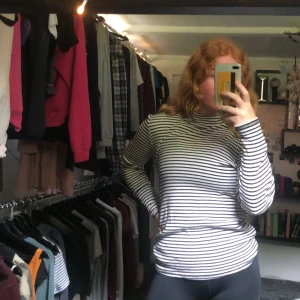 Långärmad polo - Som ny. Är för stor för mig och måste därför ge bort den. Tar bara swish och köparen står för frakten! 