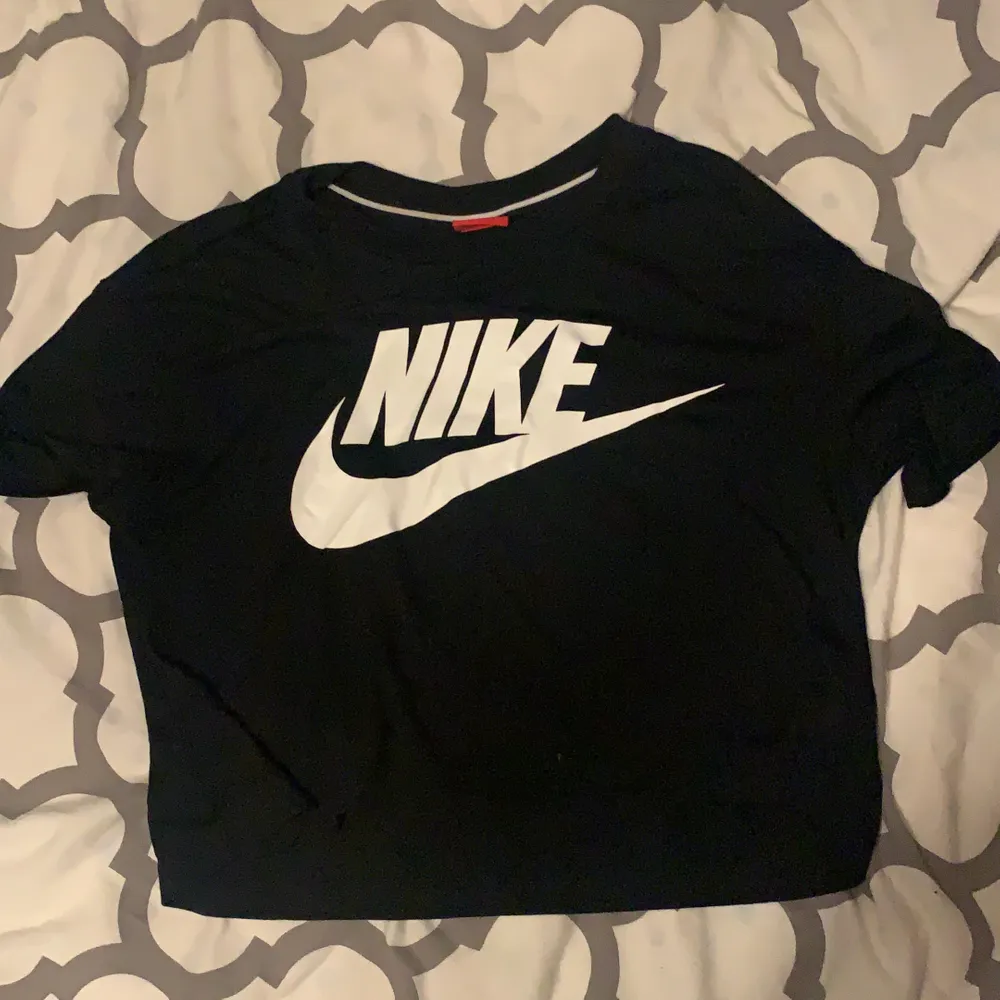 Croppad Nike t-shirt svart nästan aldrig använd.. T-shirts.