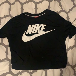 Nike - Croppad Nike t-shirt svart nästan aldrig använd.