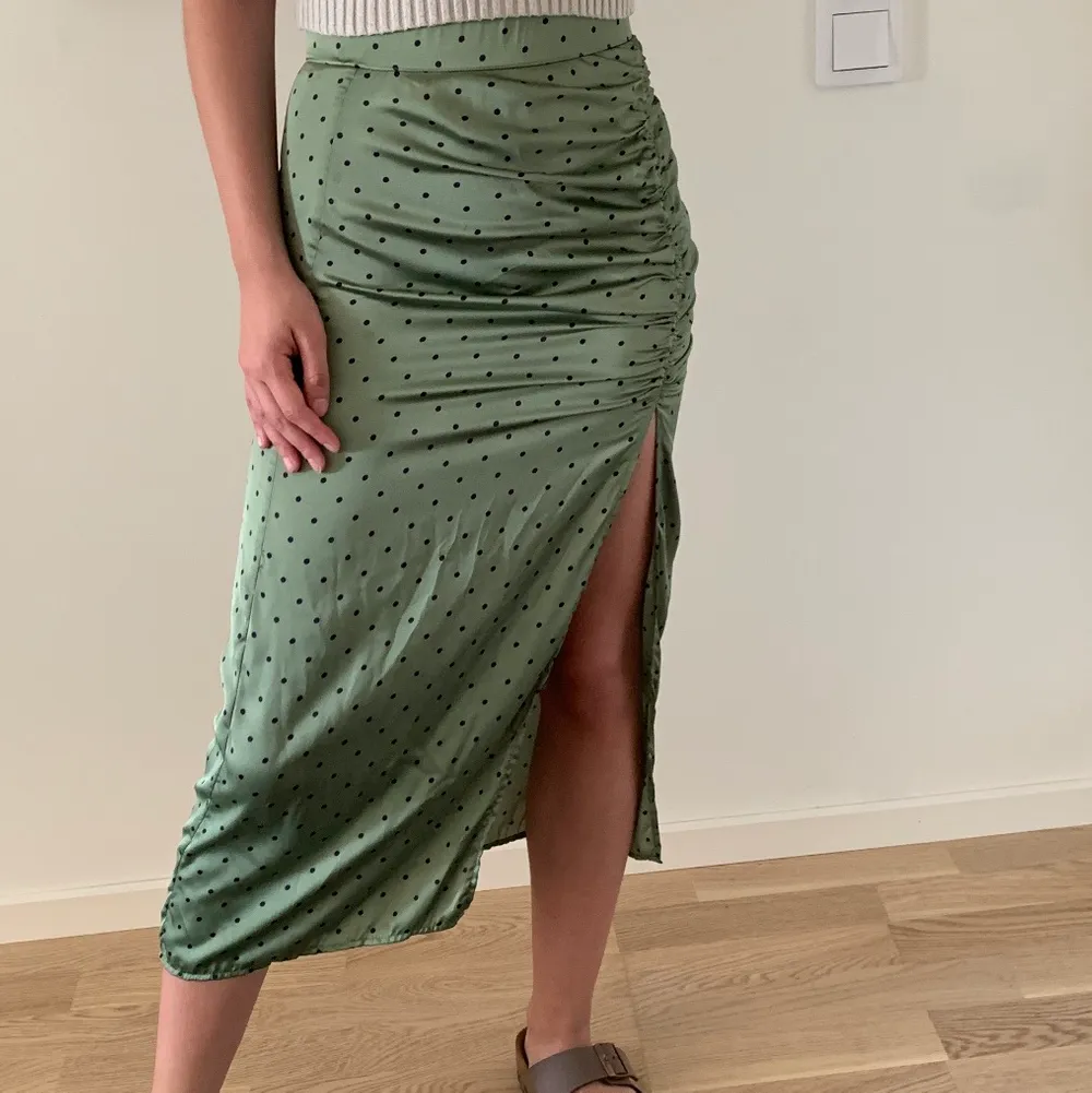 Prickig grön kjol från Zara, strl XS!! Ja e 1,68. Kjolar.