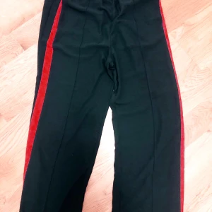 Loose trainer byxor  - Använder inte längre då jag märkte att de var för långa på mig  Köpta för 350kr  Storlek 42- 44  Men passar mig som är storlek 38   Går att Stylea de både casual och finklätt  Dm:a mig för fler bilder / diskutera pris :) 