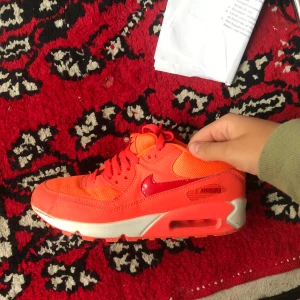 Air Max 90 - Neon orangea Air Max 90 väldigt snygga och sköna men är för små för mig 💔 Priset kan disluteras och byte av vara är möjligt 🌸