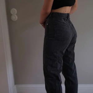 Weekday jeans - skitsnygga, knappt använda jeans från weekday. Snygg modell (raka ben) i en fin gråblå färg! Som nya! För frågor eller köp kika in på vår instagram @rocketresell_se!🚀🚀❤️ 
