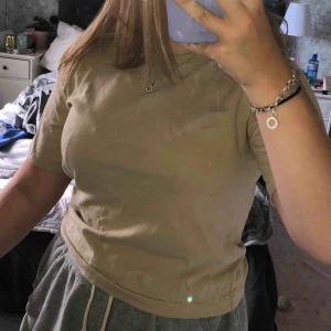  - Säljer denna super sköna beigea t-shirten från ginatricot som är helt oanvänd pga att jag inte fått användning av den. Passar XS men även S och M. 