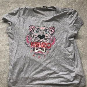 Kenzo t-shirt - Storlek L men mer som M. Använd ett fåtal gånger. Nypris: ca. 1000kr , Mitt pris: 399kr